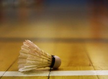 Jouer au badminton